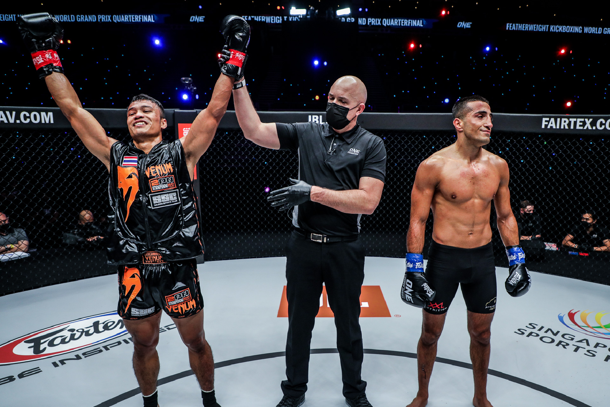 Kickboxing - Featherweight: Sitthichai Sitsongpeenong def. Tayfun Ozcan via Split Decision