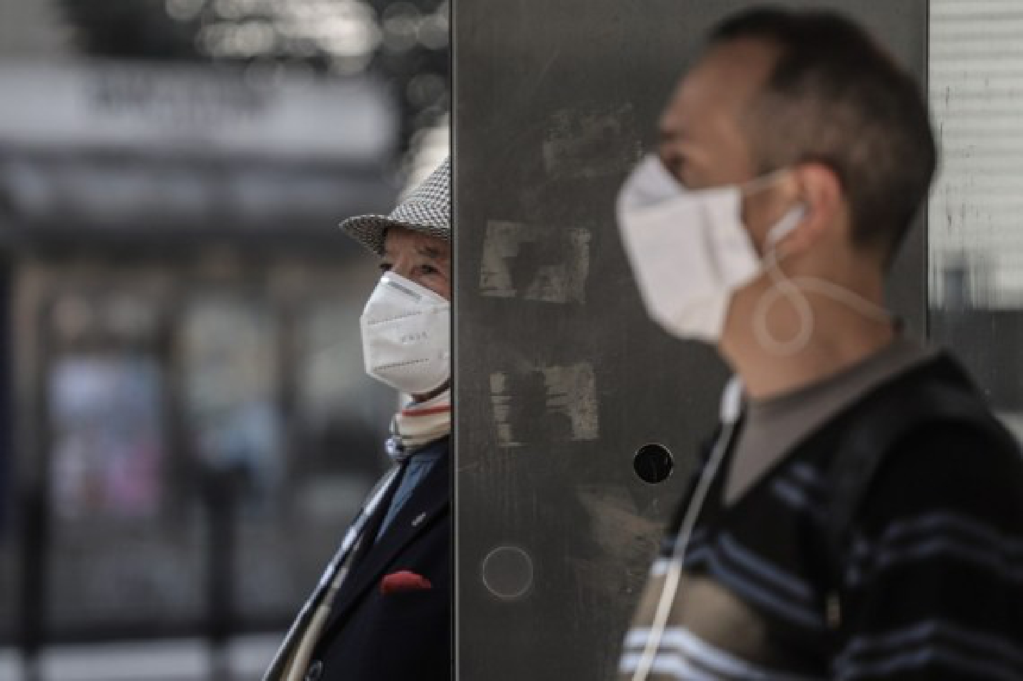 Men stand at a bus stop amid the COVID-19 outbreak in Sao Paulo, Brazil on Aug. 2, 2021. (Xinhua/Rahel Patrasso)