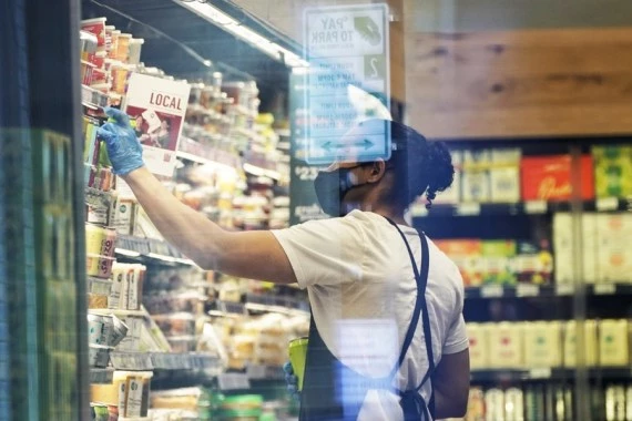 An employee works at a grocery store in Washington, D.C., the United States, on Nov. 10, 2021. (Photo by Ting Shen/Xinhua)
