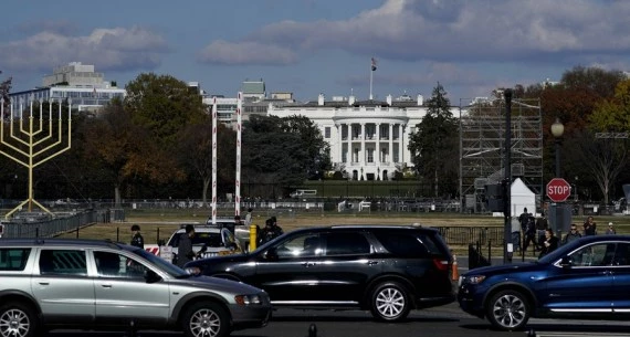 Photo taken on Nov. 23, 2021 shows the vehicles near the White House in Washington, D.C., the United States. (Photo by Ting Shen/Xinhua)