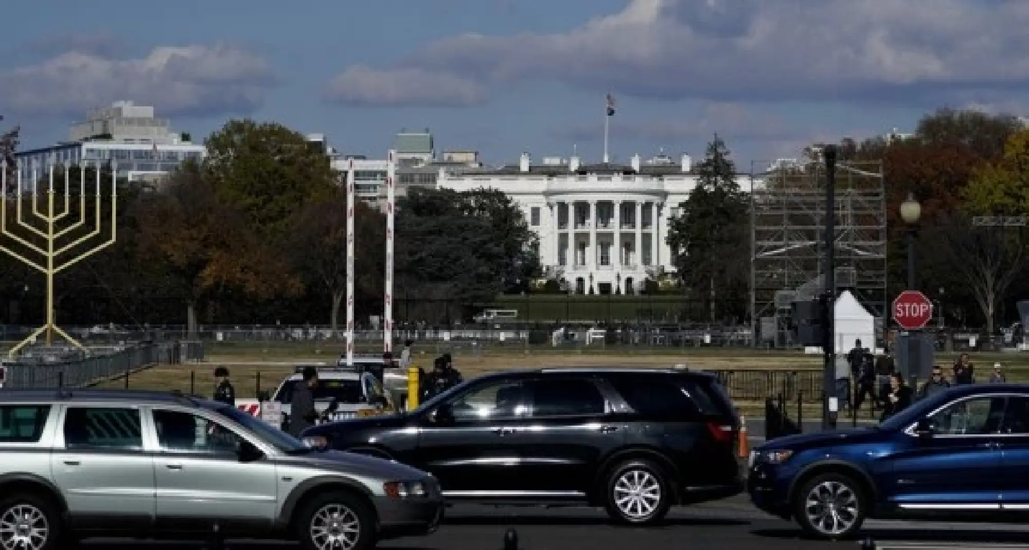 Photo taken on Nov. 23, 2021 shows the vehicles near the White House in Washington, D.C., the United States. (Photo by Ting Shen/Xinhua)