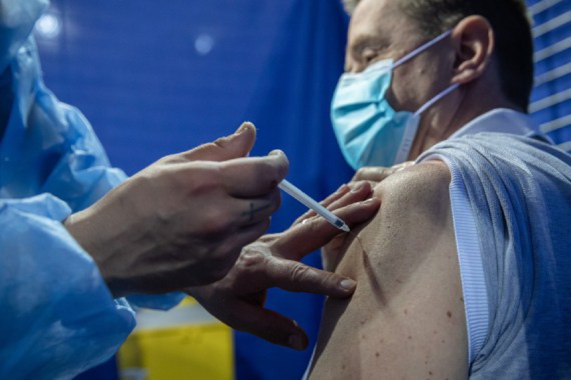 A man receives the COVID-19 vaccine in a COVID-19 vaccination center at the National Velodrome de Saint-Quentin-en-Yvelines in Saint-Quentin-en-Yvelines, France, on March 24, 2021. (Xinhua/Aurelien Morissard)