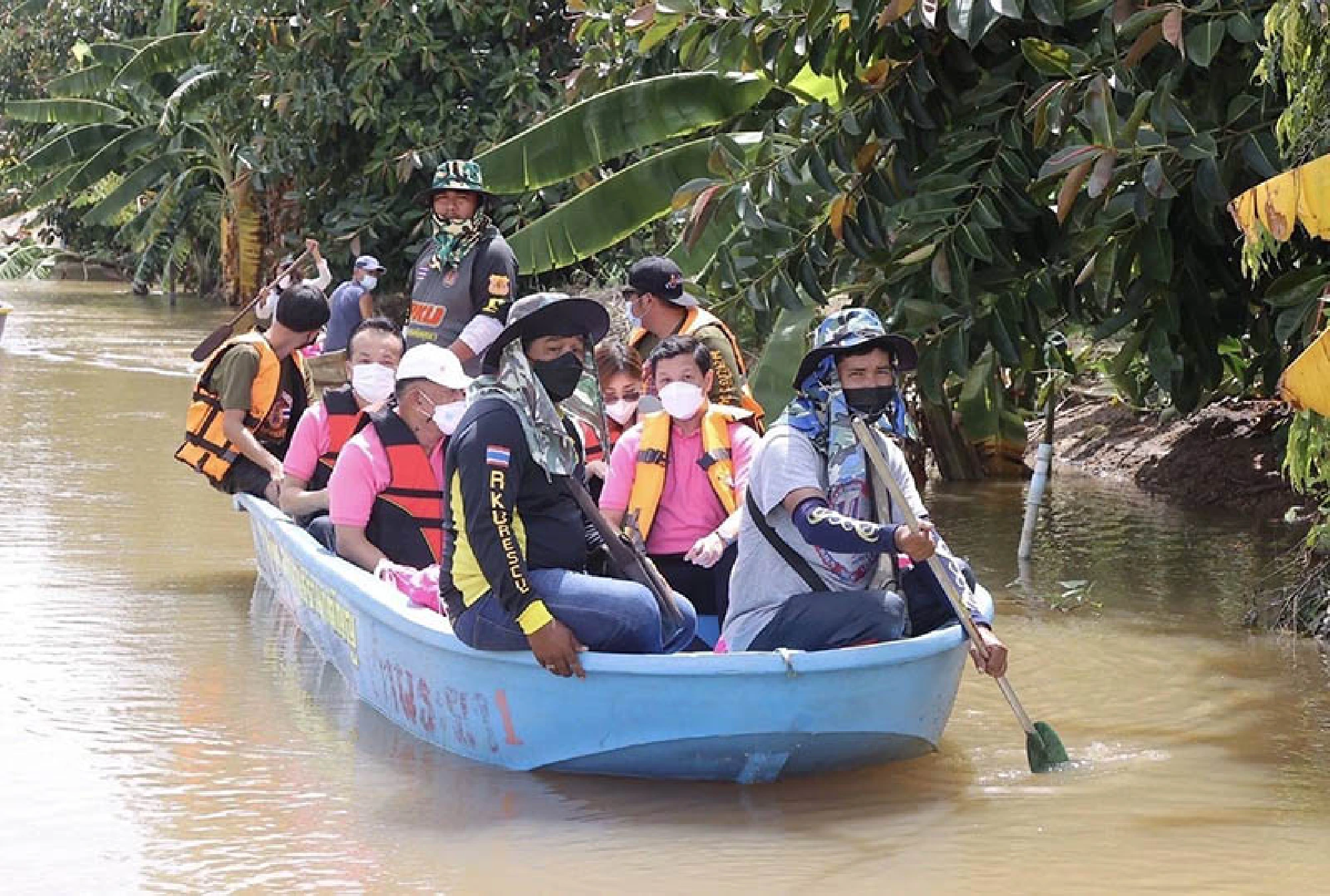 Government Savings Bank gives survival bags to flood victims in Ayutthaya