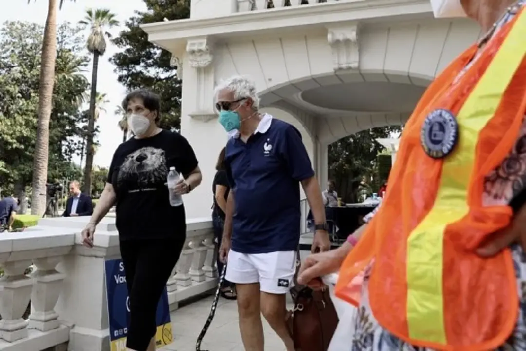 Local residents come for the COVID-19 booster shots at a COVID-19 vaccination clinic in Los Angeles, the United States, Aug. 19, 2021. (Xinhua)