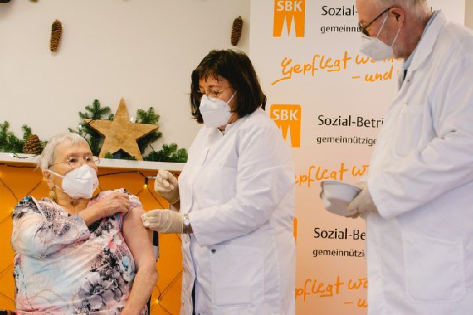 A resident of the Senior Centre Riehl receives an injection with a dose of COVID-19 vaccine at the Senior Centre Riehl in Cologne, Germany, Dec. 27, 2020. (Xinhua/Tang Ying) 