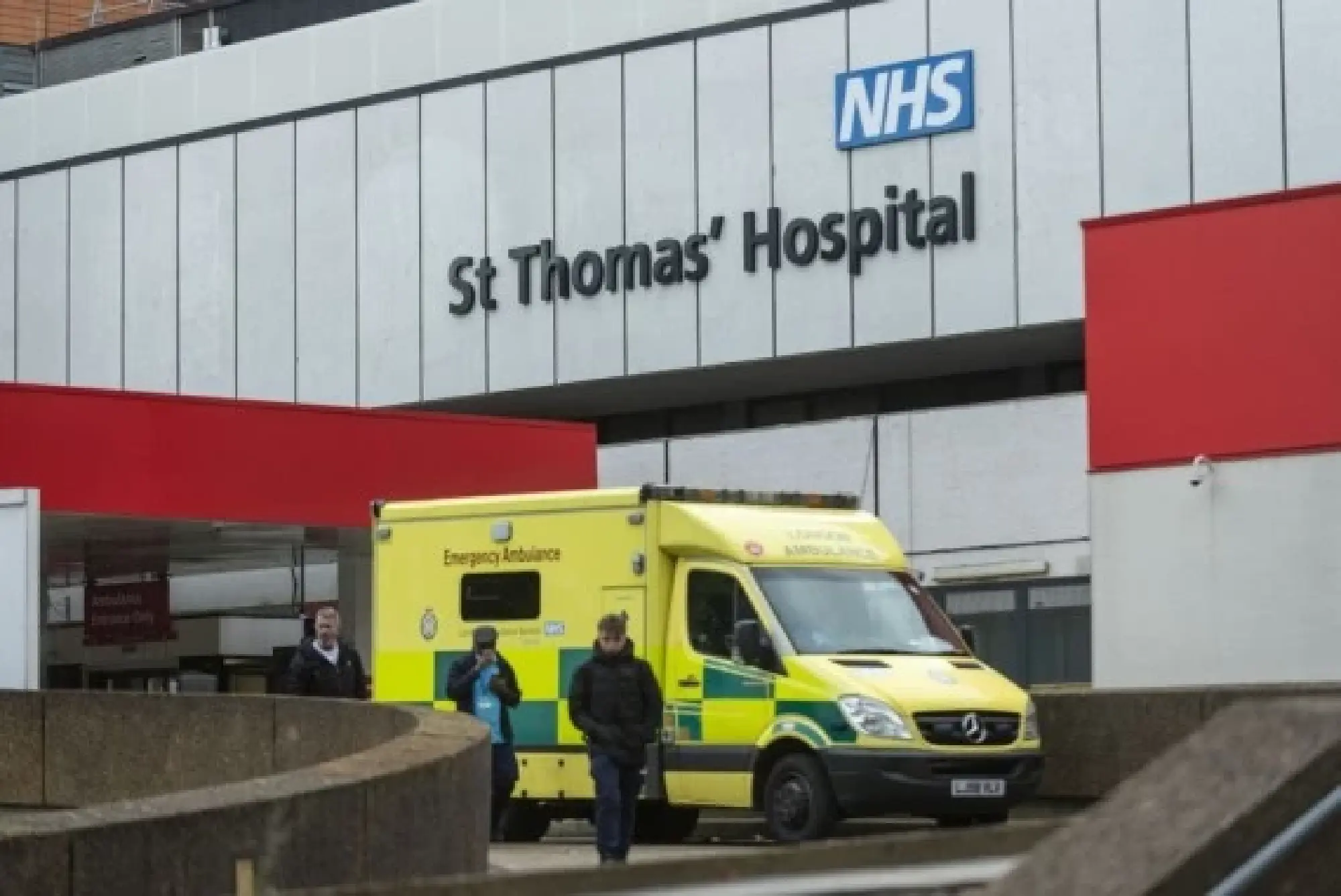 People pass an ambulance outside the emergency entrance at St Thomas' Hospital in London, Britain, on Nov. 9, 2021. (Photo by Stephen Chung/Xinhua)