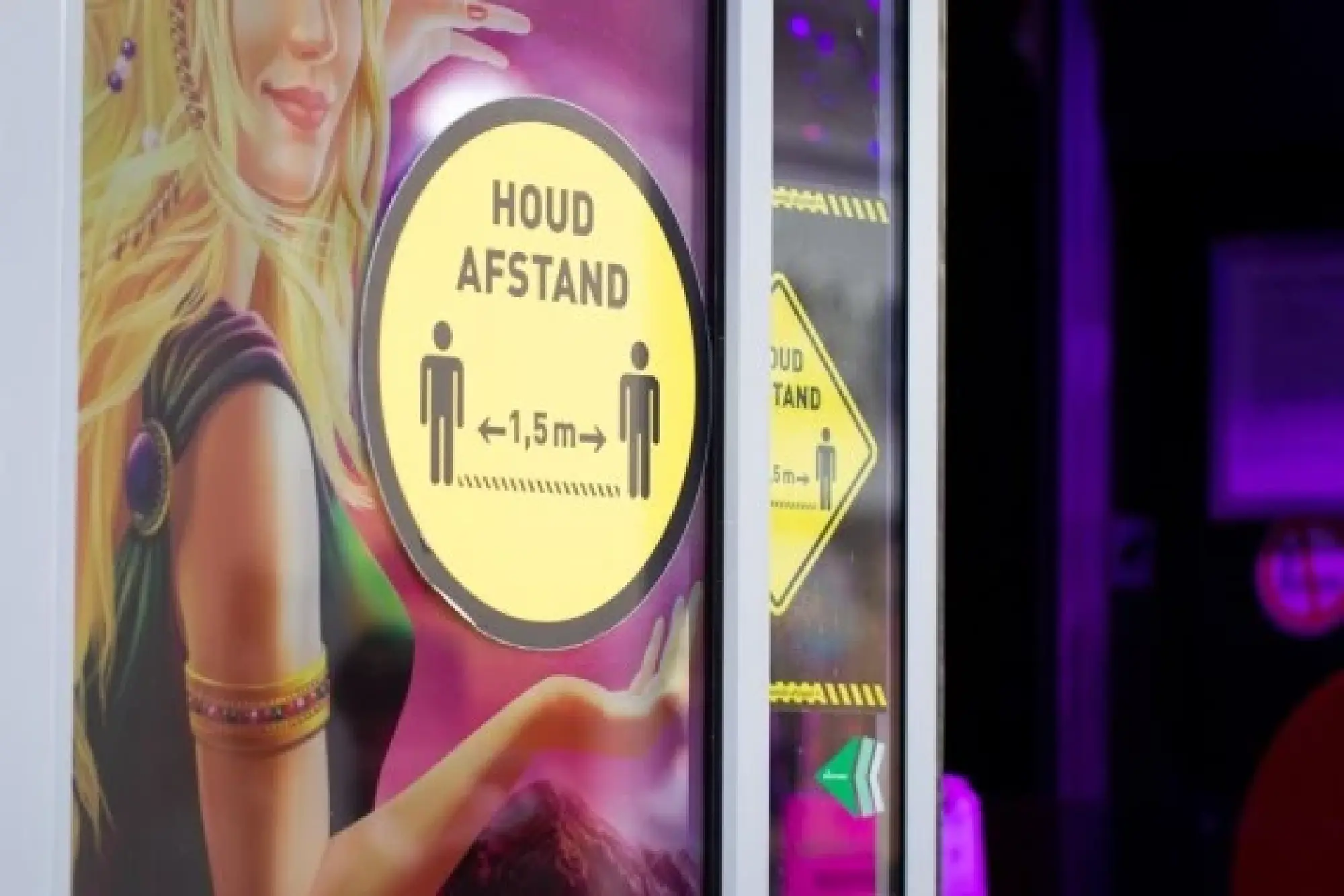 Photo taken on Nov. 1, 2021 shows a COVID-19 precaution notice to keep 1.5-meter distance in a shop in Amsterdam, the Netherlands. (Xinhua/Sylvia Lederer)