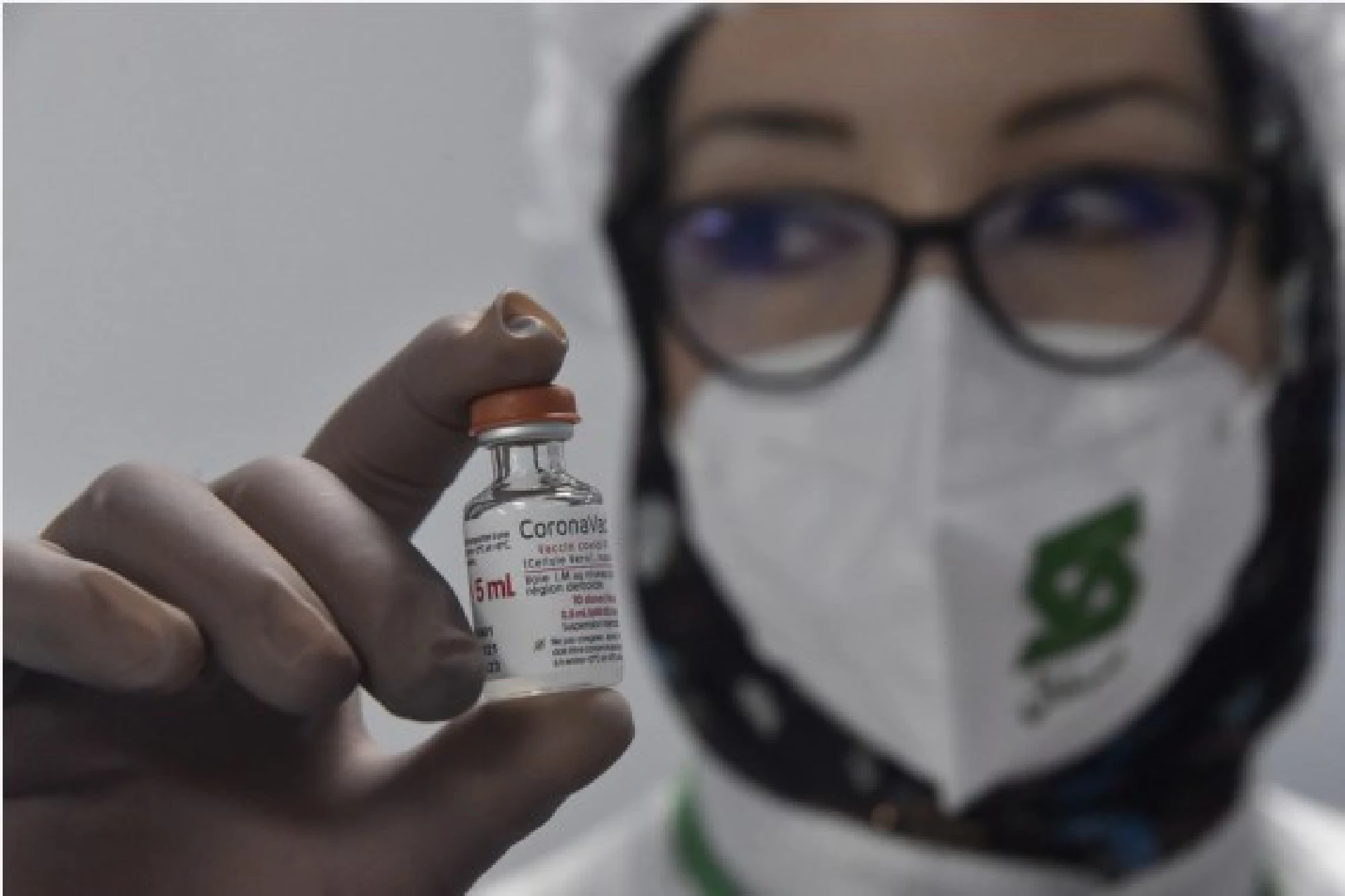 A staff member works at a joint venture between China's biopharmaceutical firm Sinovac Biotech and Algeria's pharmaceutical group Saidal in the province of Constantine, Algeria, on Sept. 29, 2021. (Xinhua)