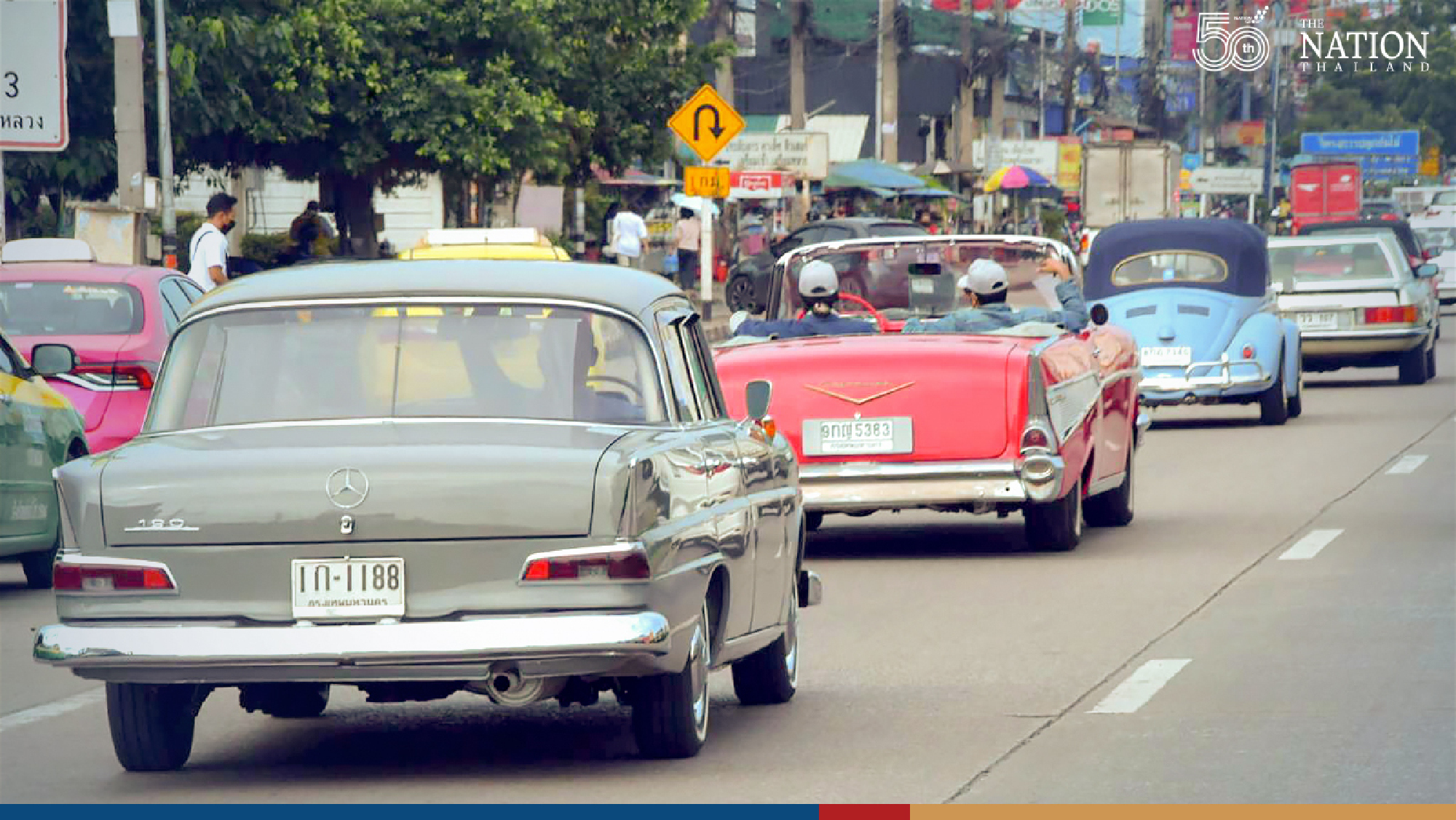 Vintage car caravan gives Bangkok a glimpse of the past
