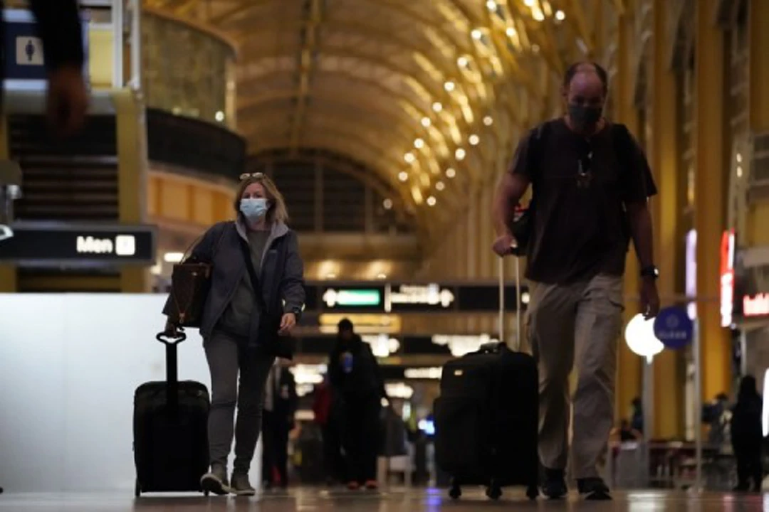 Travelers walk through terminals at Ronald Reagan Washington National Airport in Arlington, Virginia, the United States, Nov. 8, 2021. (Photo by Ting Shen/Xinhua)