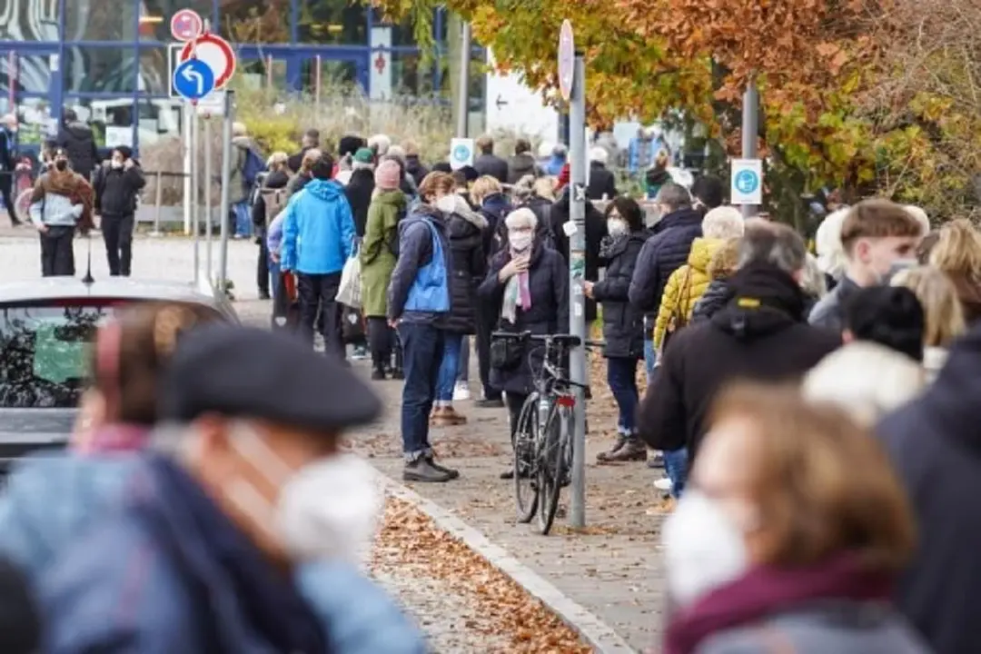 People queue to receive COVID-19 vaccines outside a vaccination center in Berlin, capital of Germany, Nov. 12, 2021. (Xinhua/Stefan Zeitz) 