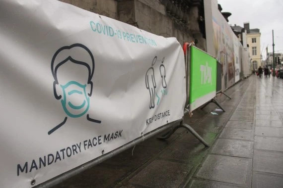 A sign to notice pedestrians wearing face masks and keeping social distance is seen in Brussels, Belgium, Nov. 5, 2021. (Xinhua/Zheng Huansong)