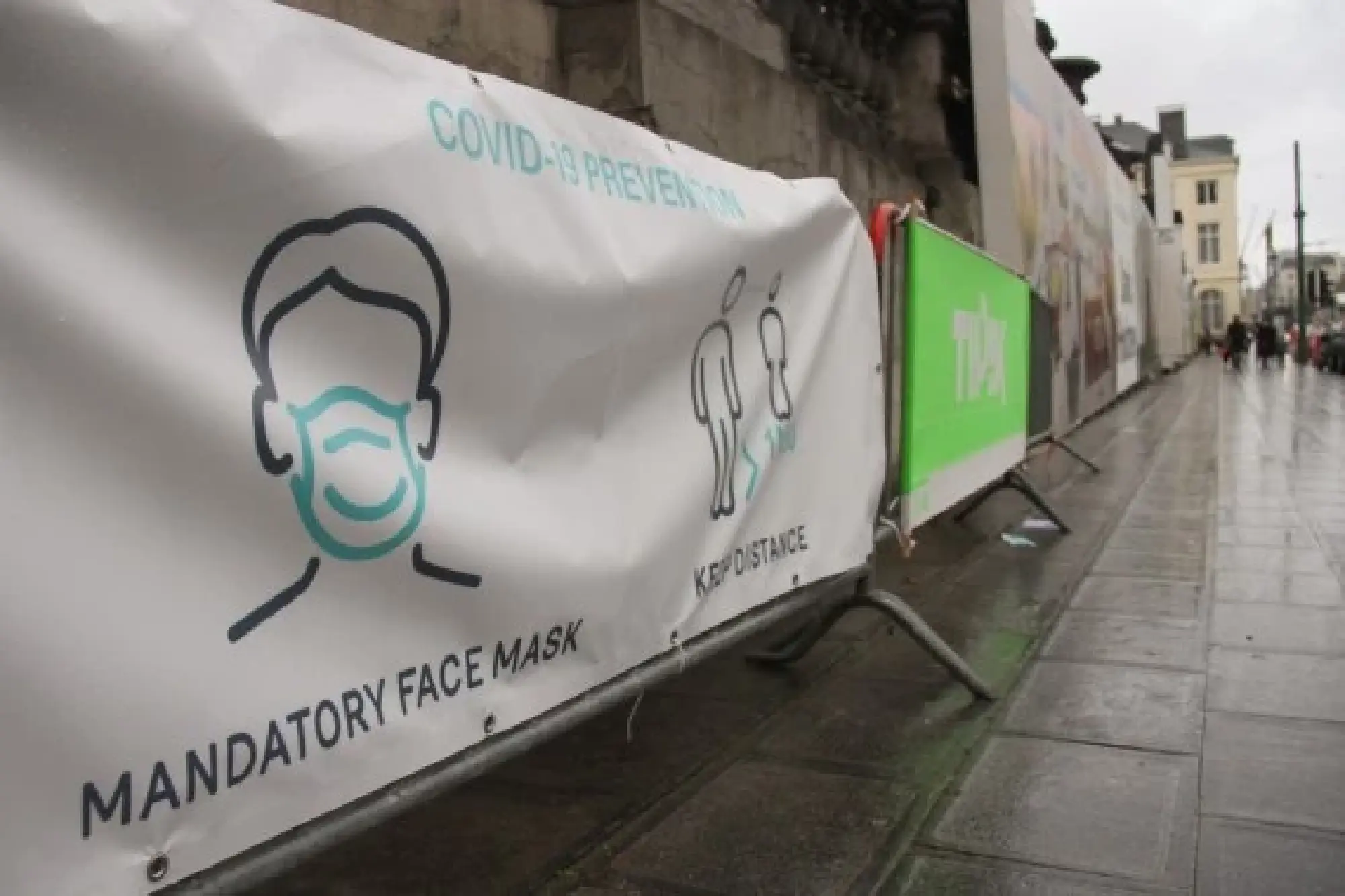 A sign to notice pedestrians wearing face masks and keeping social distance is seen in Brussels, Belgium, Nov. 5, 2021. (Xinhua/Zheng Huansong)
