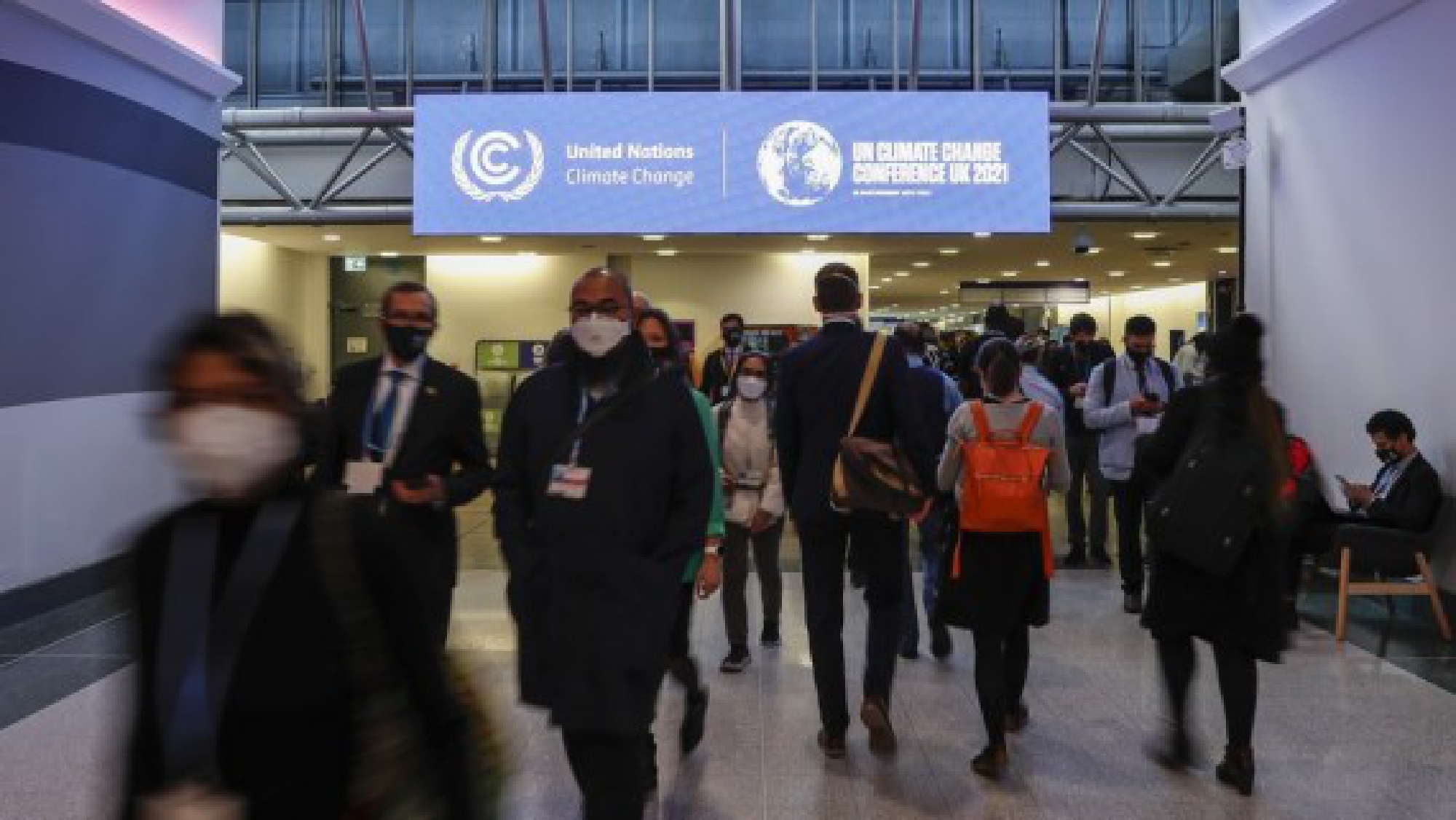 People participate in the ongoing 26th session of the Conference of the Parties (COP26) to the United Nations Framework Convention on Climate Change in Glasgow, Scotland, the United Kingdom, Nov. 9, 2021. (Xinhua/Han Yan)