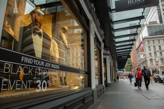 People shop at a shopping center in Sydney, Australia, Nov. 26, 2021. (Photo by Hu Jingchen/Xinhua)