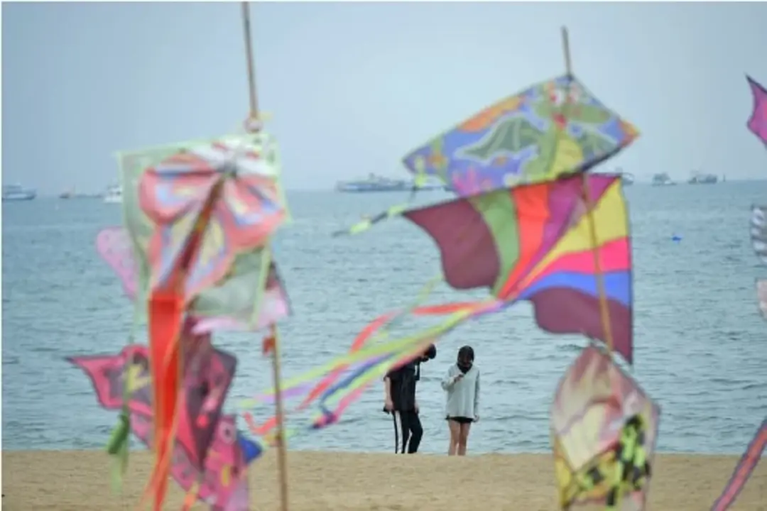 Tourists walk on the beach in Pattaya of Chonburi province, Thailand, on Nov. 16, 2021. (Xinhua/Rachen Sageamsak)