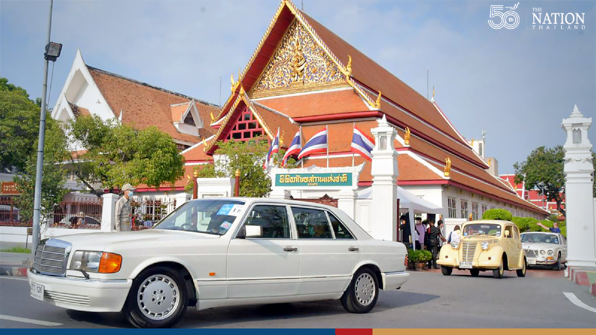 Vintage car caravan gives Bangkok a glimpse of the past