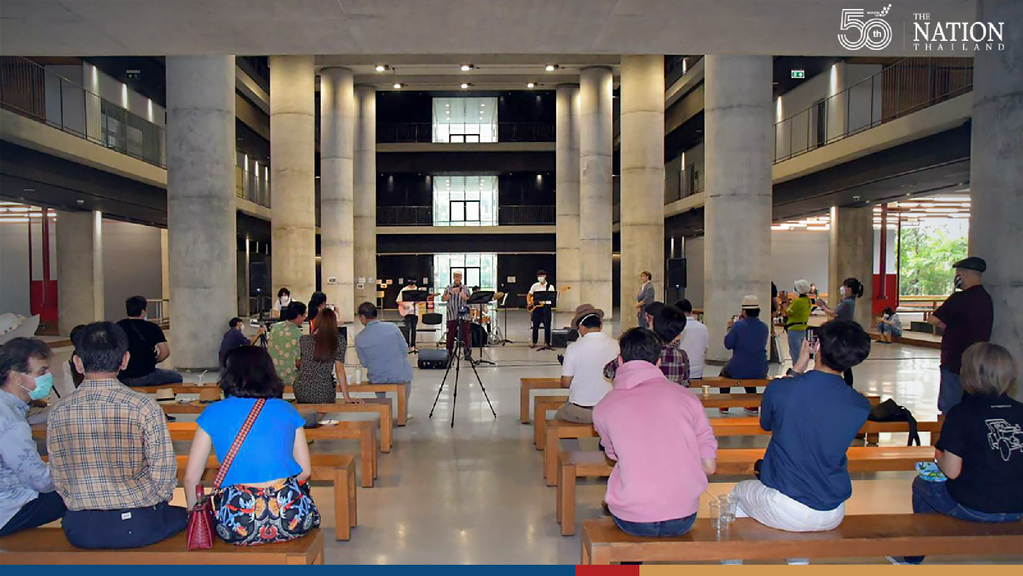 Vintage car caravan gives Bangkok a glimpse of the past
