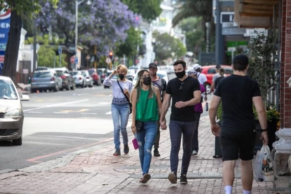 People walk on a commercial street in Cape Town, South Africa, Nov. 28, 2021. (Xinhua/Lyu Tianran)