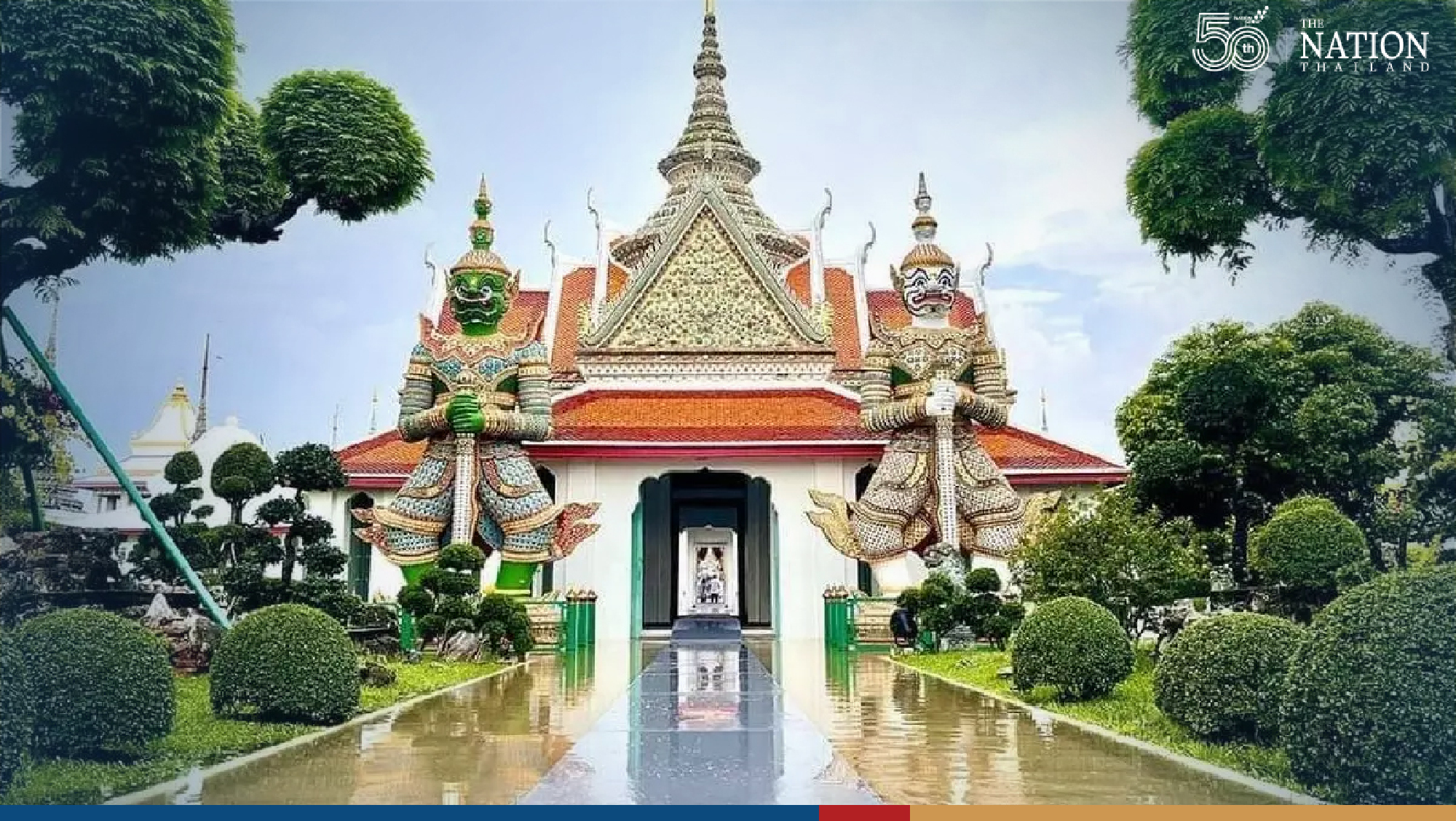 Chao Phraya bursts its banks, floods Temple of Dawn