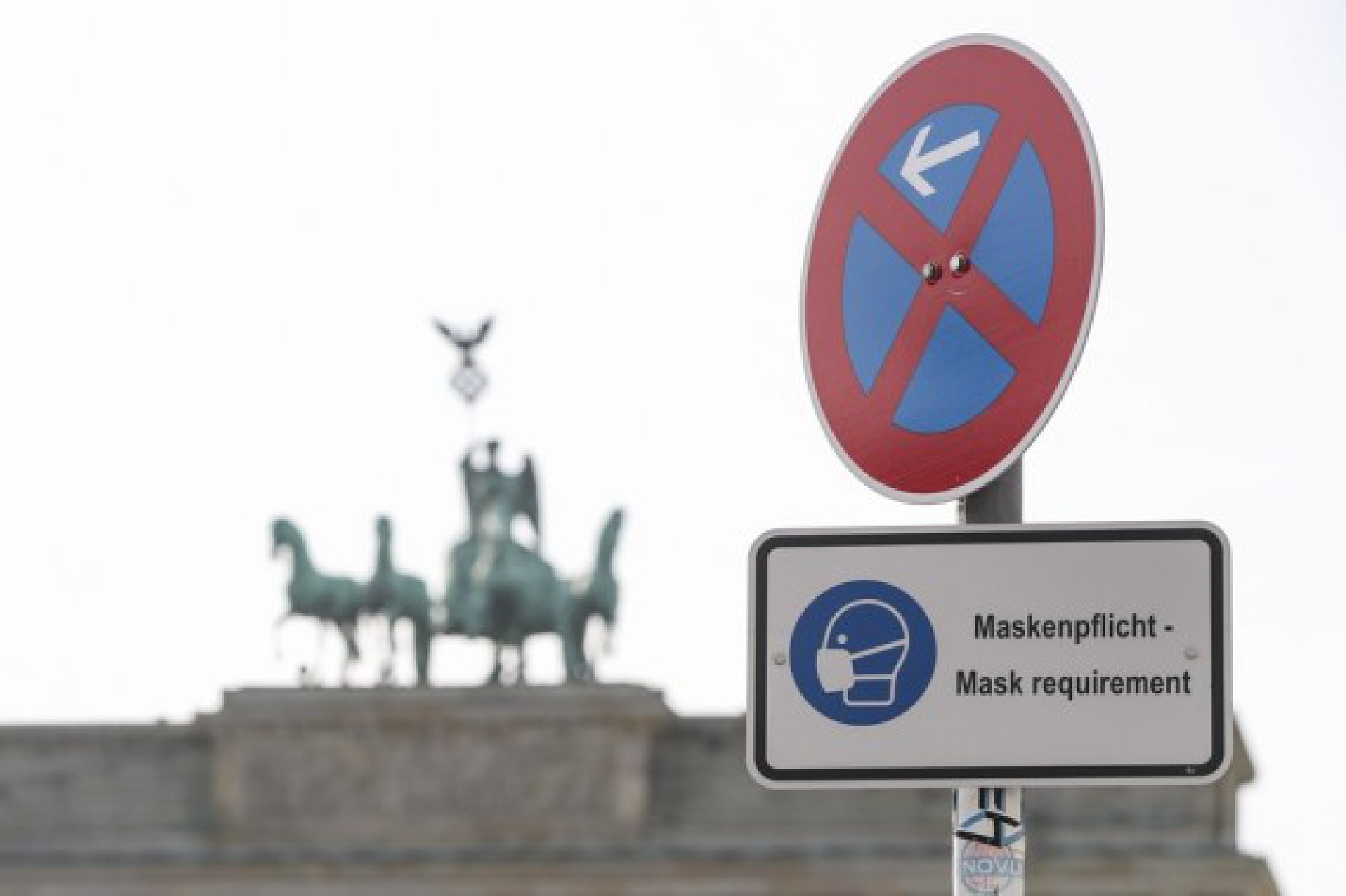 A sign of mask requirement is seen near the Brandenburg Gate in Berlin, Germany, March 3, 2021. (Xinhua/Shan Yuqi)