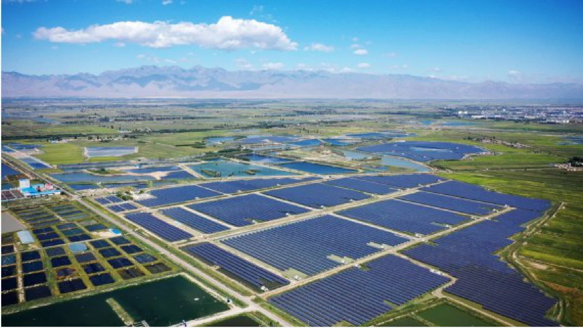 Aerial photo taken on Aug. 24, 2021 shows photovoltaic panels at a fish breeding base in Helan County of Yinchuan, northwest China's Ningxia Hui Autonomous Region. (Xinhua/Wang Peng)
