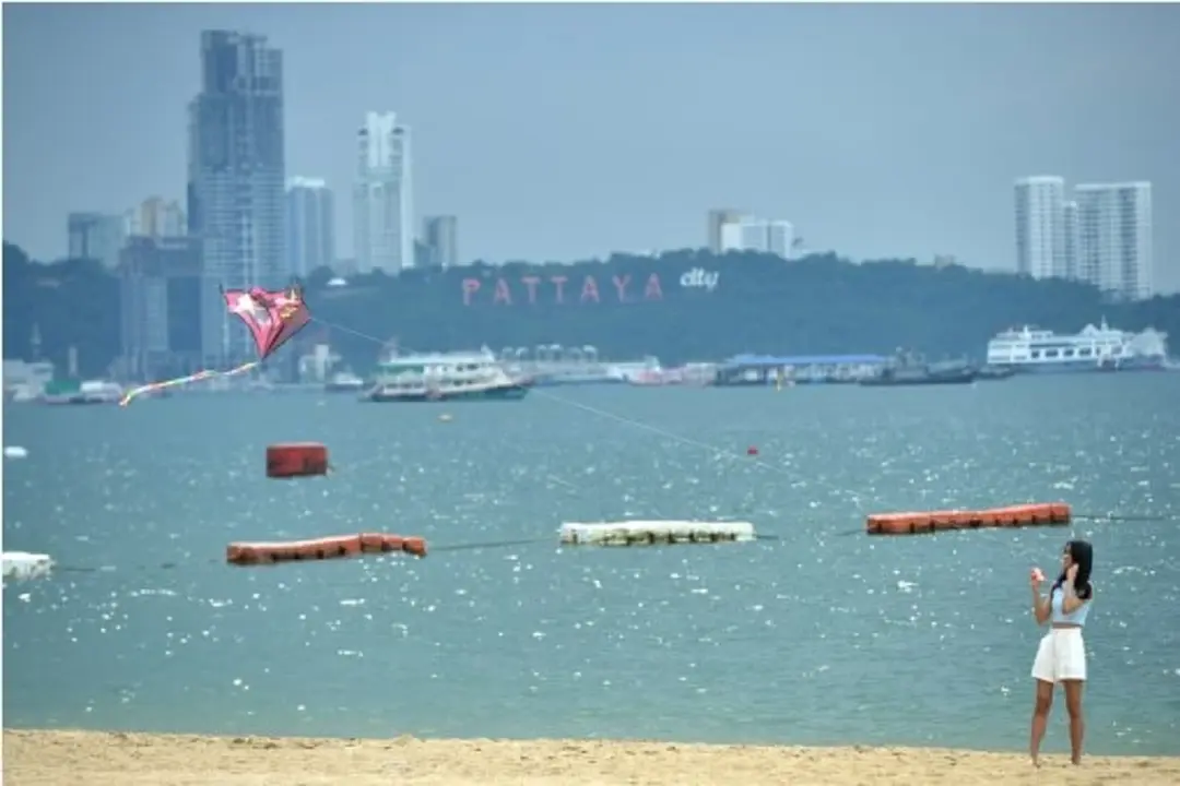 A tourist flies a kite on the beach in Pattaya of Chonburi province, Thailand, on Nov. 16, 2021. (Xinhua/Rachen Sageamsak)