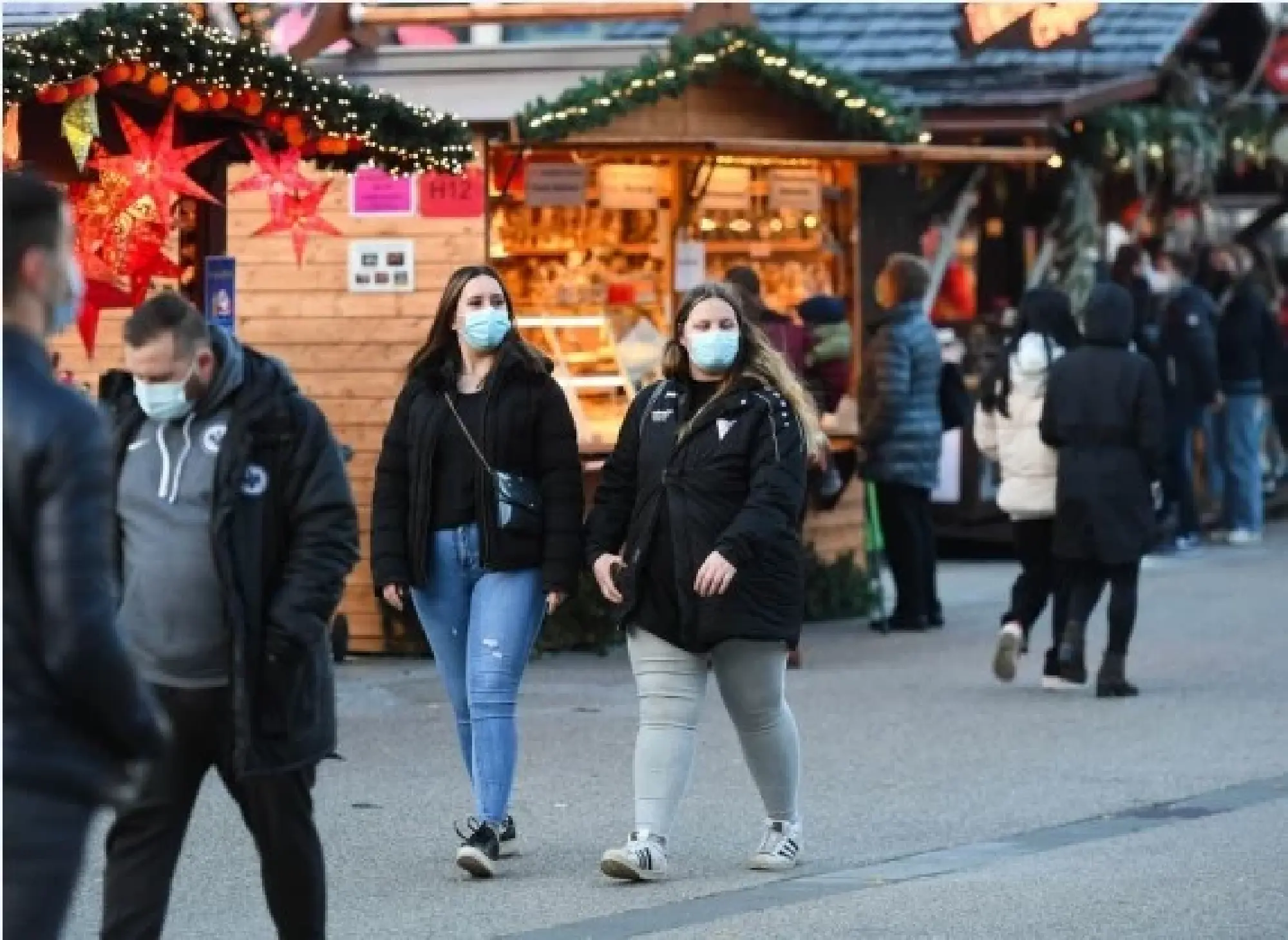 People with face masks visit the Christmas Market in Frankfurt, Germany, Nov. 22, 2021. (Xinhua/Lu Yang)