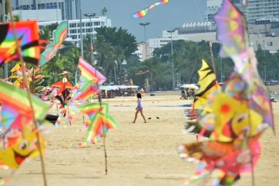  A tourist walks on the beach in Pattaya of Chonburi province, Thailand, on Nov. 16, 2021. (Xinhua/Rachen Sageamsak)