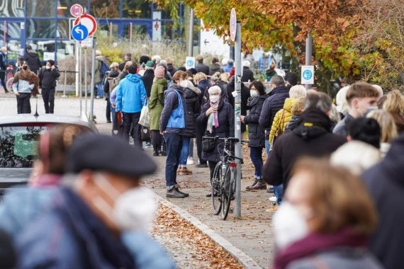 People queue to receive COVID-19 vaccines outside a vaccination center in Berlin, capital of Germany, Nov. 12, 2021. (Photo by Stefan Zeitz/Xinhua)