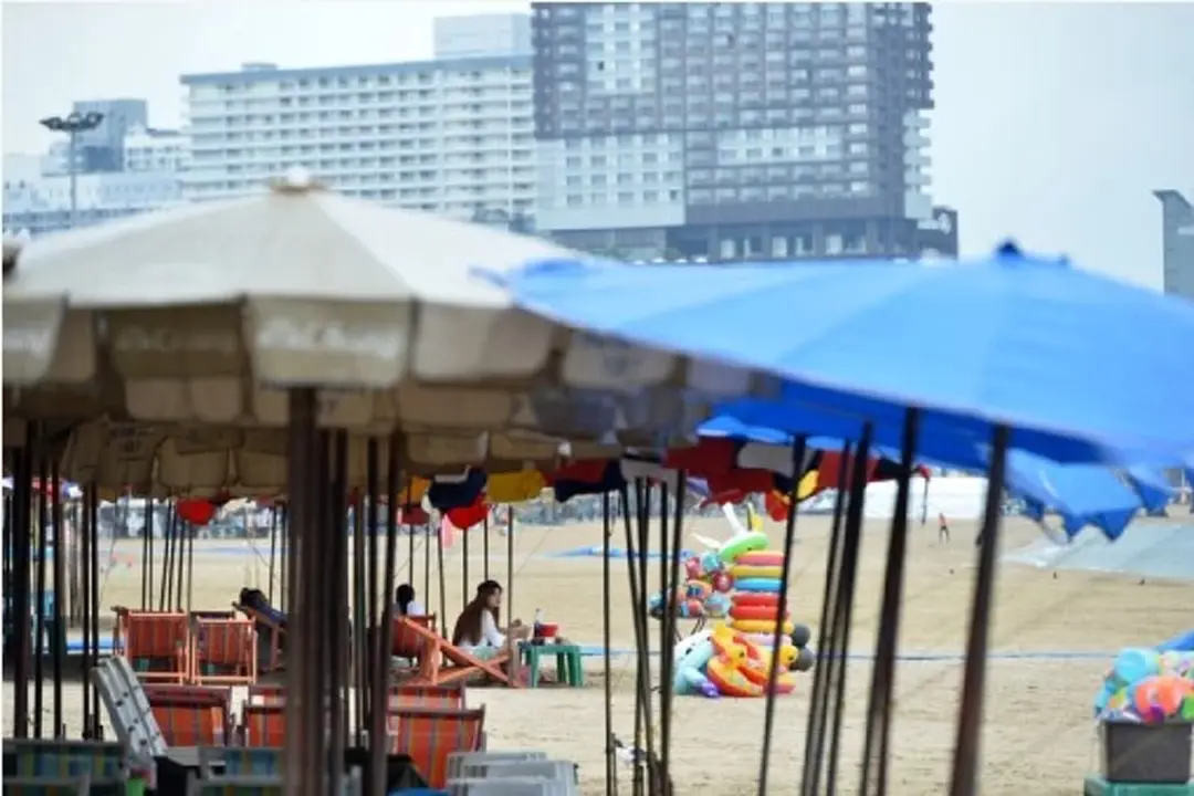 Tourists are seen on the beach in Pattaya of Chonburi province, Thailand, on Nov. 16, 2021. (Xinhua/Rachen Sageamsak)