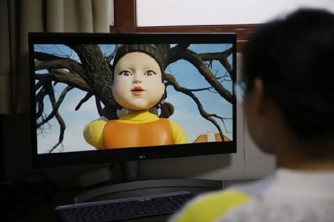 A person watches the South Korean drama "Squid Game" at home in Seoul, South Korea, Nov. 15, 2021. (Xinhua/Wang Yiliang) 