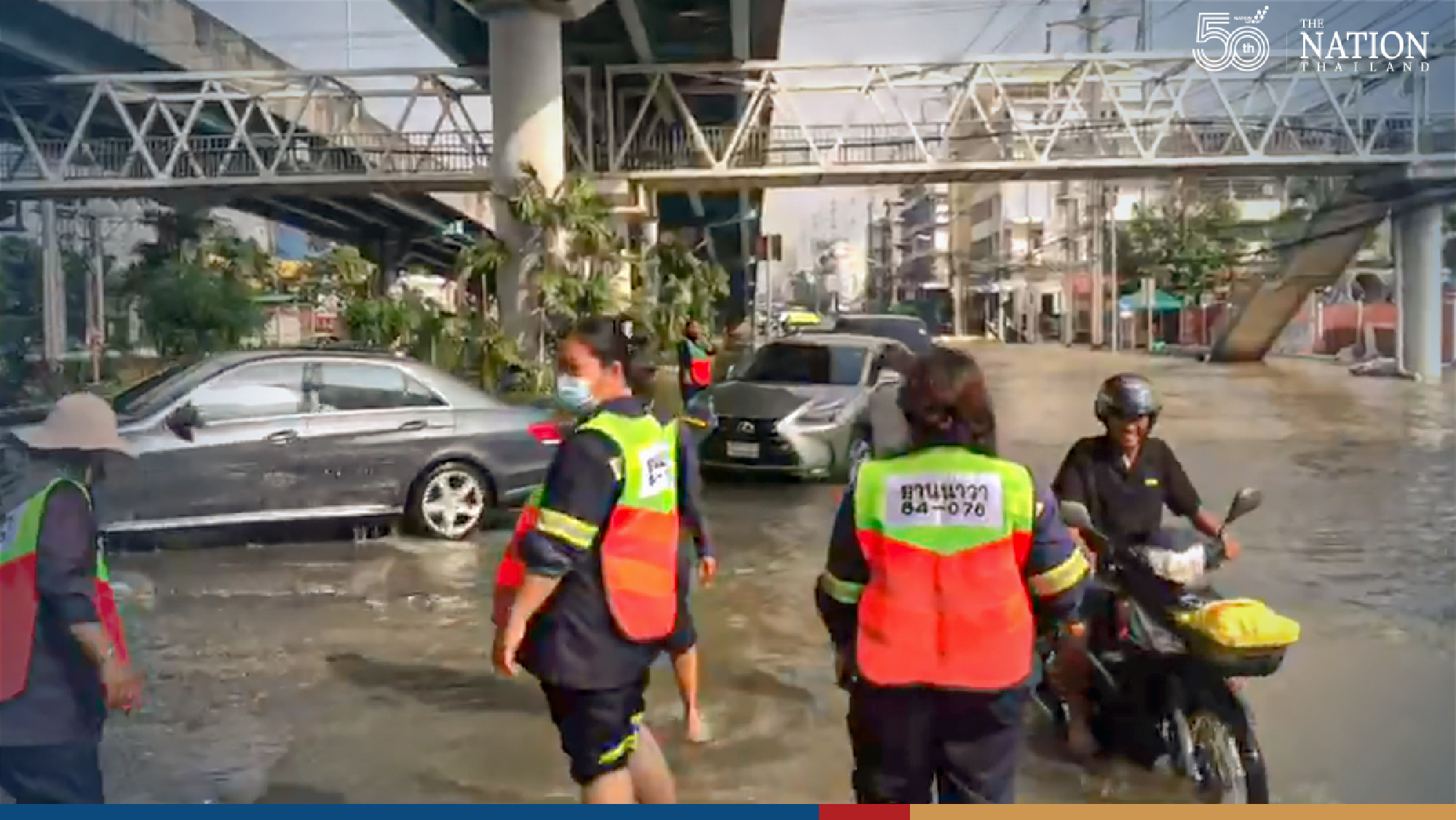 Flooding swamps parts of Rama III Road