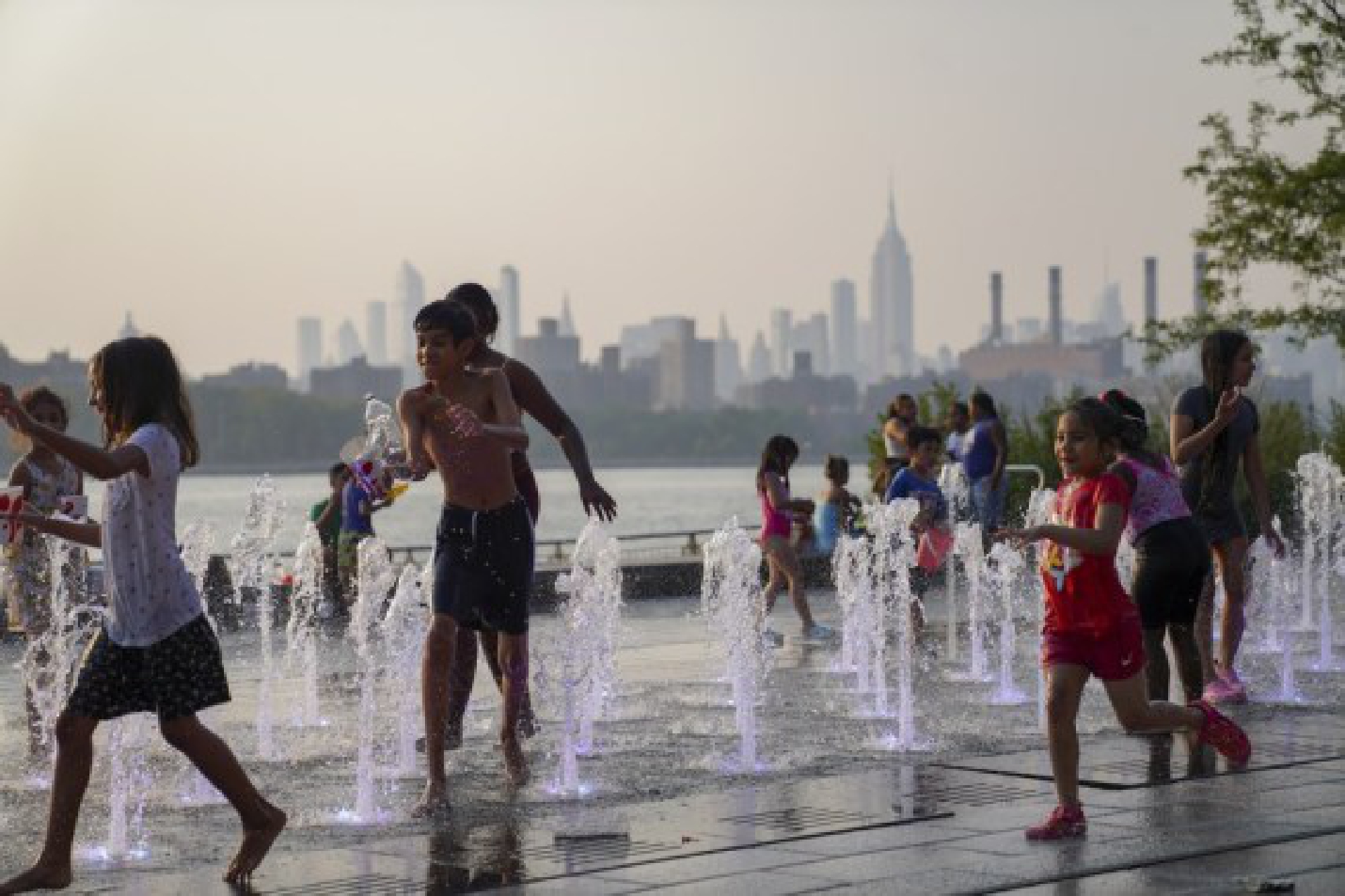 Children play with water at a park in New York, the United States, July 26, 2021. (Xinhua/Wang Ying)