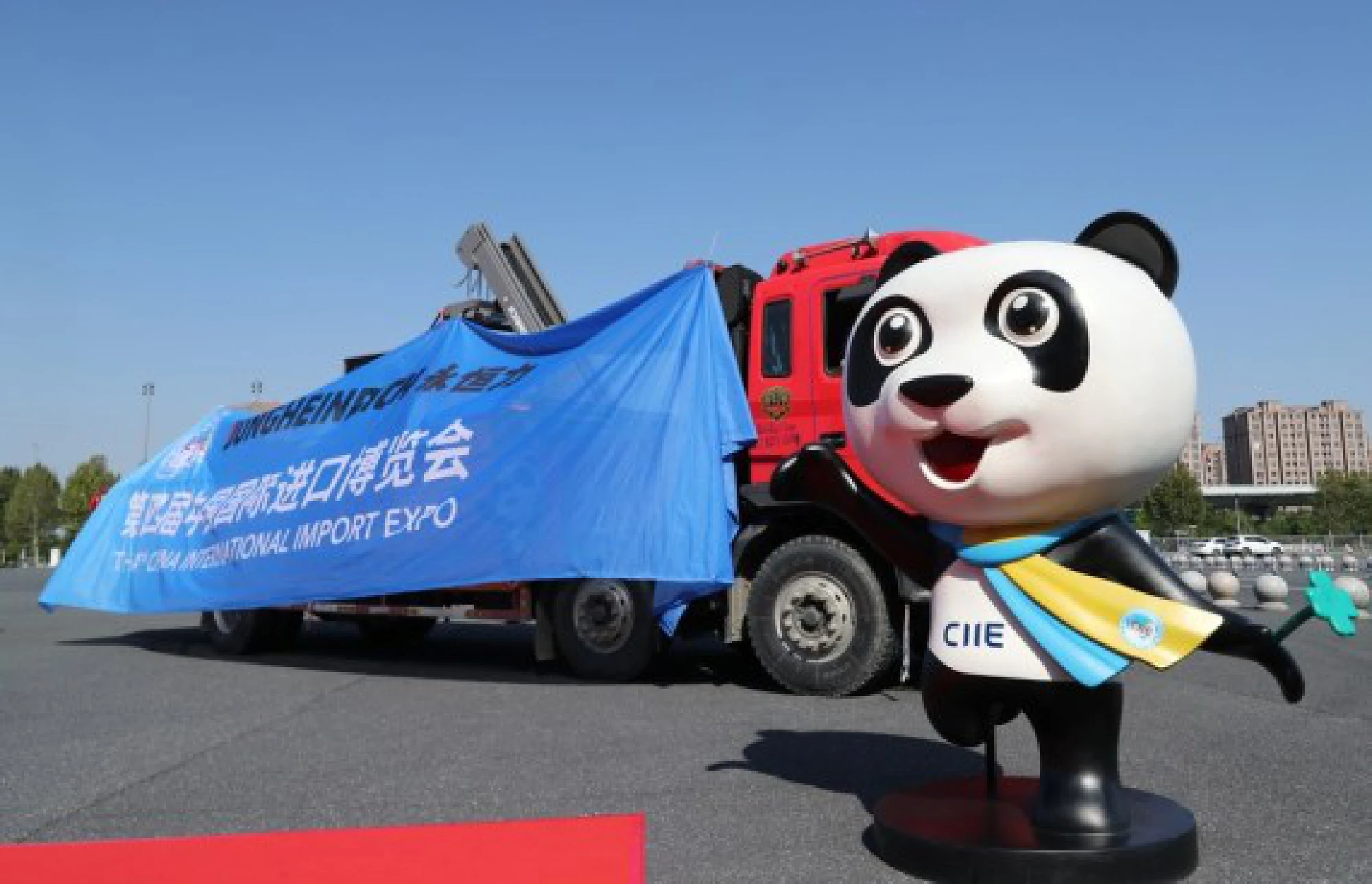 A truck loaded with the first batch of exhibits arrives at the north square of the National Exhibition and Convention Center (Shanghai), a main venue for the fourth China International Import Expo (CIIE), in east China's Shanghai, Oct. 23, 2021. (Xinhua/Fang Zhe)