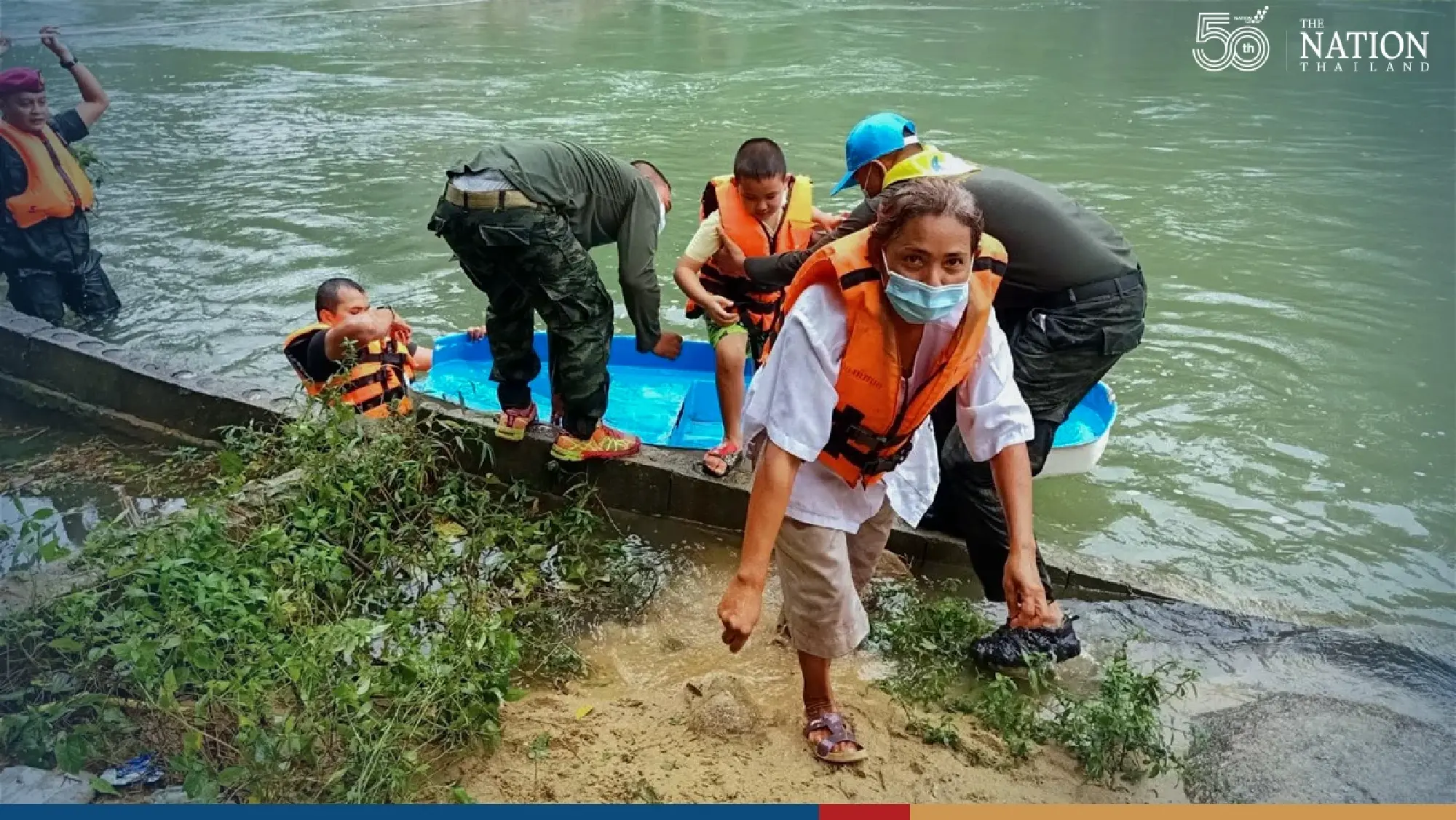 Heavy rain inundates Nakhon Si Thammarat, soldiers jump to rescue