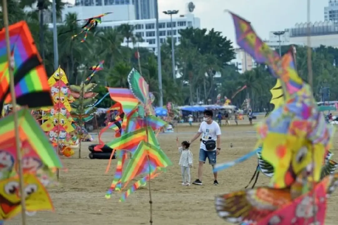 Tourists walk on the beach in Pattaya of Chonburi province, Thailand, on Nov. 16, 2021. (Xinhua/Rachen Sageamsak)
