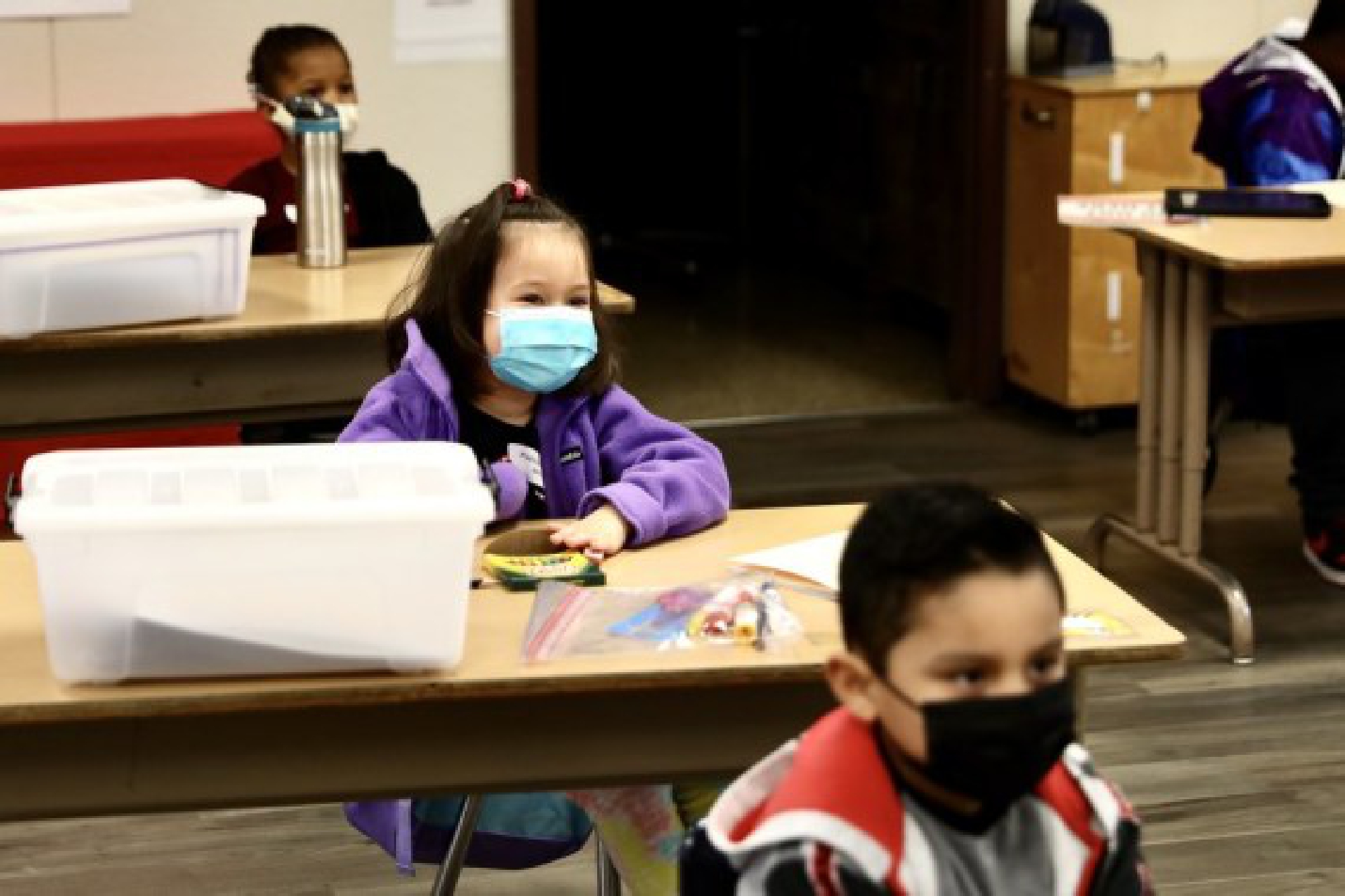 Students attend an in-person class in a school in Los Angeles, California, the United States, on April 13, 2021. (Xinhua)