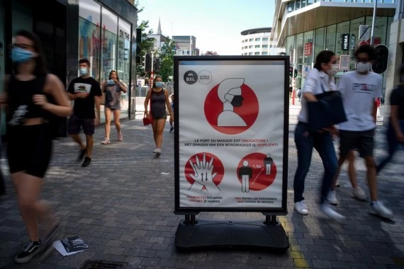 People walk on a business street in Brussels, Belgium, July 19, 2021. Belgium has witnessed a rise in COVID-19 cases recently. (Xinhua/Zhang Cheng)