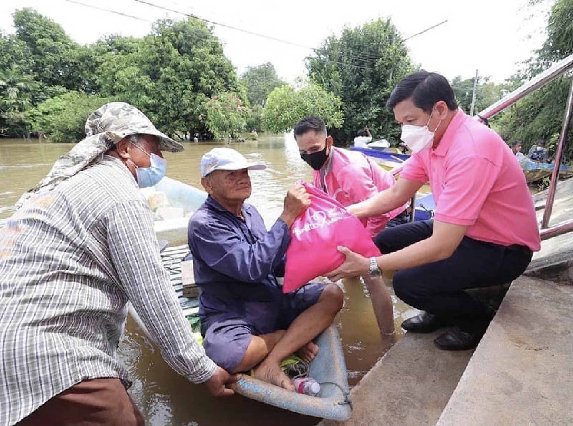 Government Savings Bank gives survival bags to flood victims in Ayutthaya