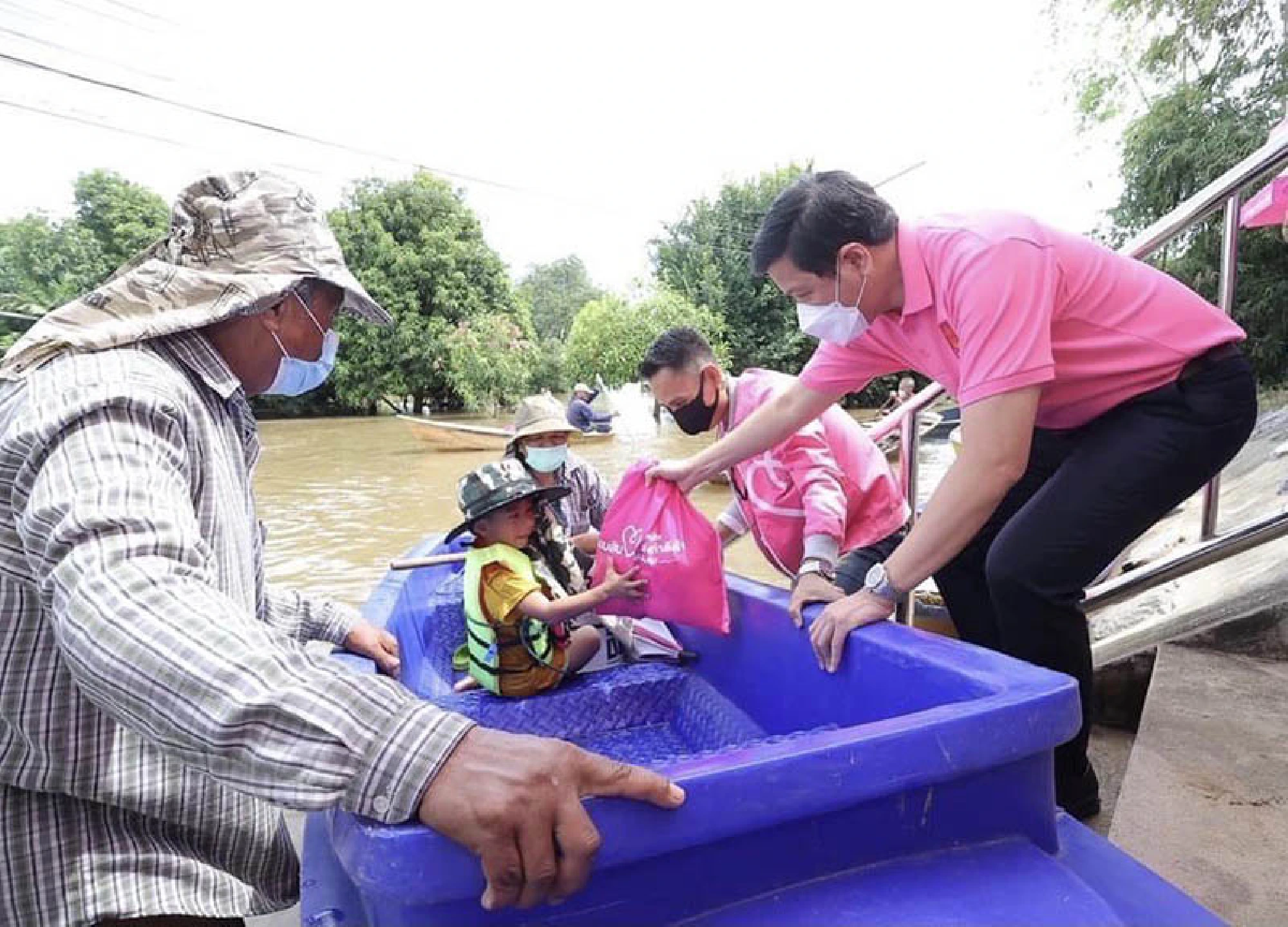Government Savings Bank gives survival bags to flood victims in Ayutthaya