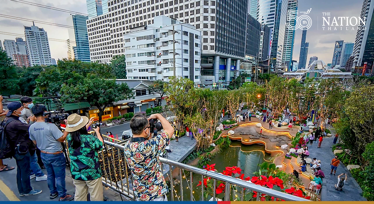 Bangkok’s new Khlong Chong Nonsi park lit up for holidays
