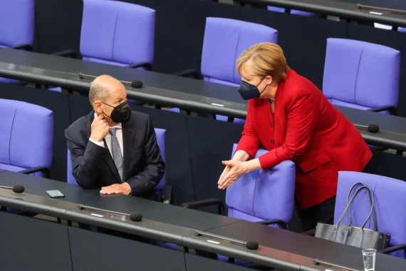 German Chancellor Angela Merkel (R) talks with German Finance Minister Olaf Scholz before her speech in the Bundestag in Berlin, Germany, Aug. 25, 2021. (Xinhua/Shan Yuqi)