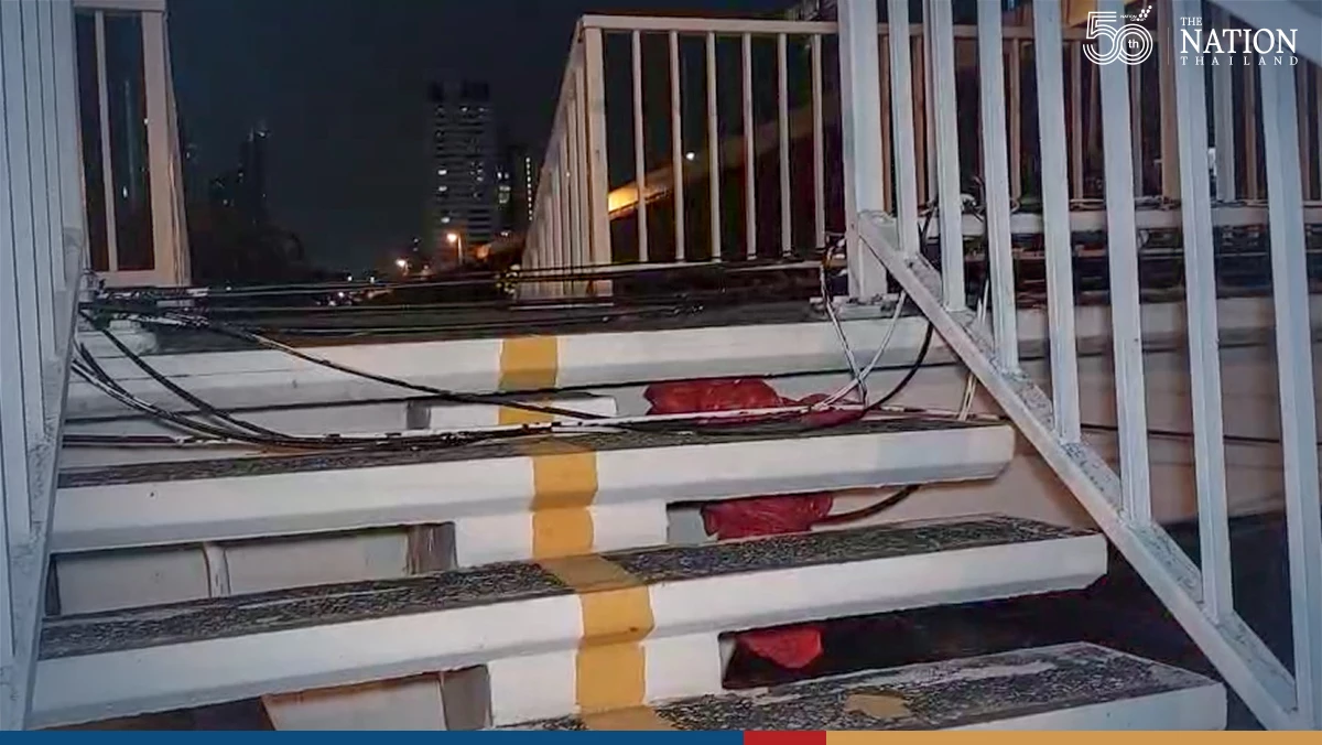 Crossing a pedestrian bridge in Thonburi can cost you your life