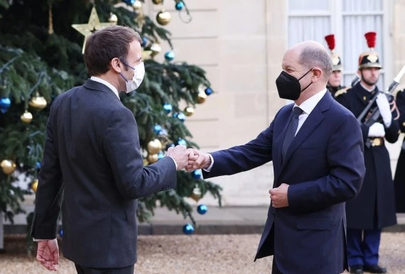 French President Emmanuel Macron (L) greets new German Federal Chancellor Olaf Scholz at the Elysee Palace, in Paris, France, Dec. 10, 2021. (Xinhua/Gao Jing)
