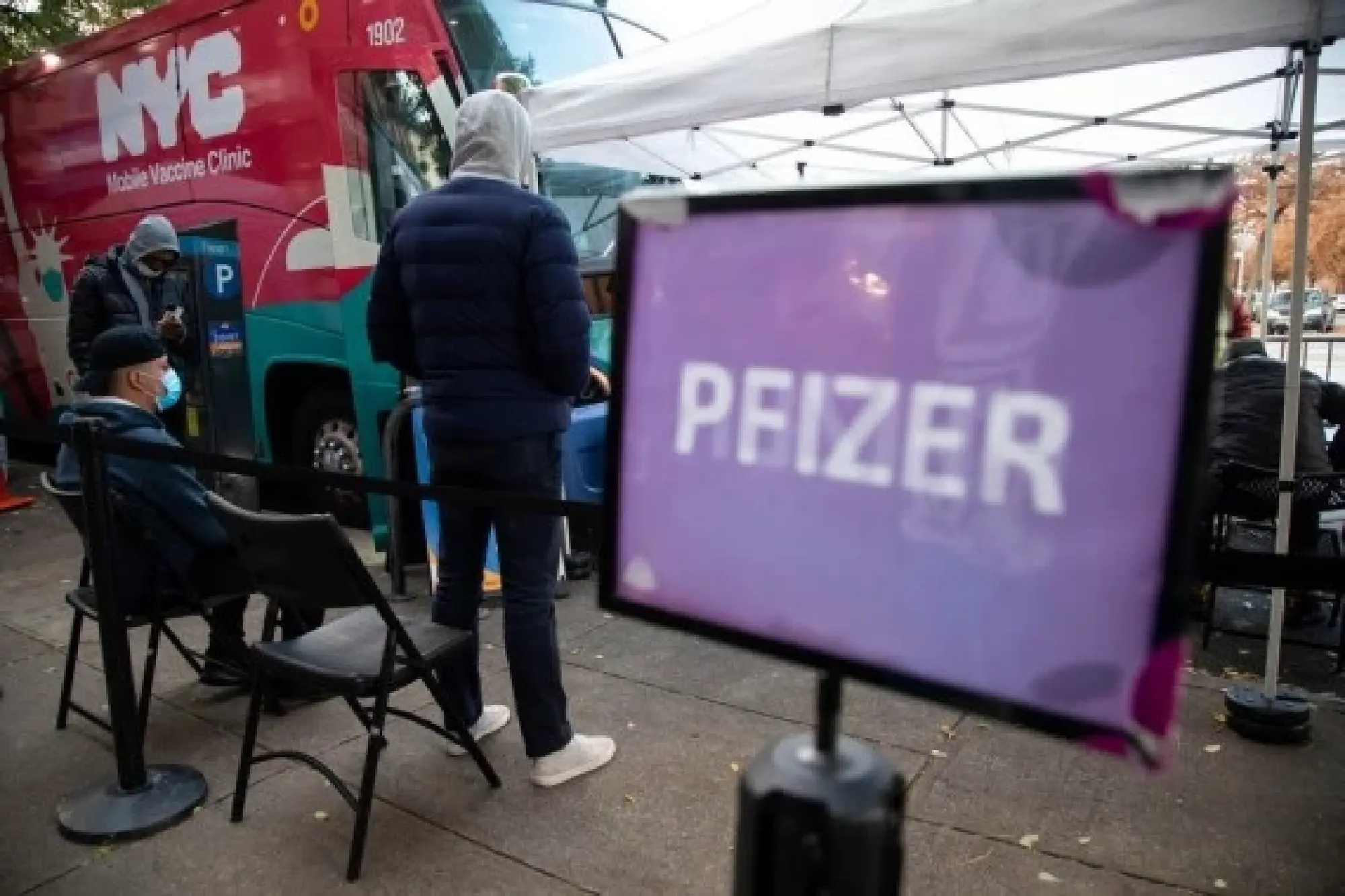 People wait at a mobile COVID-19 vaccination site in the Brooklyn borough of New York, the United States, Nov. 19, 2021. (Photo by Michael Nagle/Xinhua)