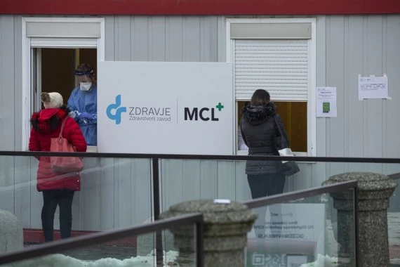  Medical workers collect swab samples at a temporary COVID-19 screening center in Ljubljana, Slovenia, Dec. 14, 2021. Slovenia Tuesday confirmed its first four cases of Omicron variant of COVID-19. (Photo by Zeljko Stevanic/Xinhua)