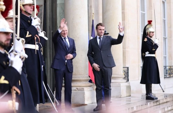 French President Emmanuel Macron greets new German Federal Chancellor Olaf Scholz at the Elysee Palace, in Paris, France, Dec. 10, 2021. (Xinhua/Gao Jing)