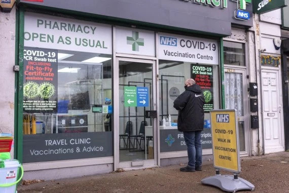 A person waits outside a COVID-19 Walk-In Vaccination Center in London, Britain on Dec. 6, 2021.  (Photo by Ray Tang/Xinhua)