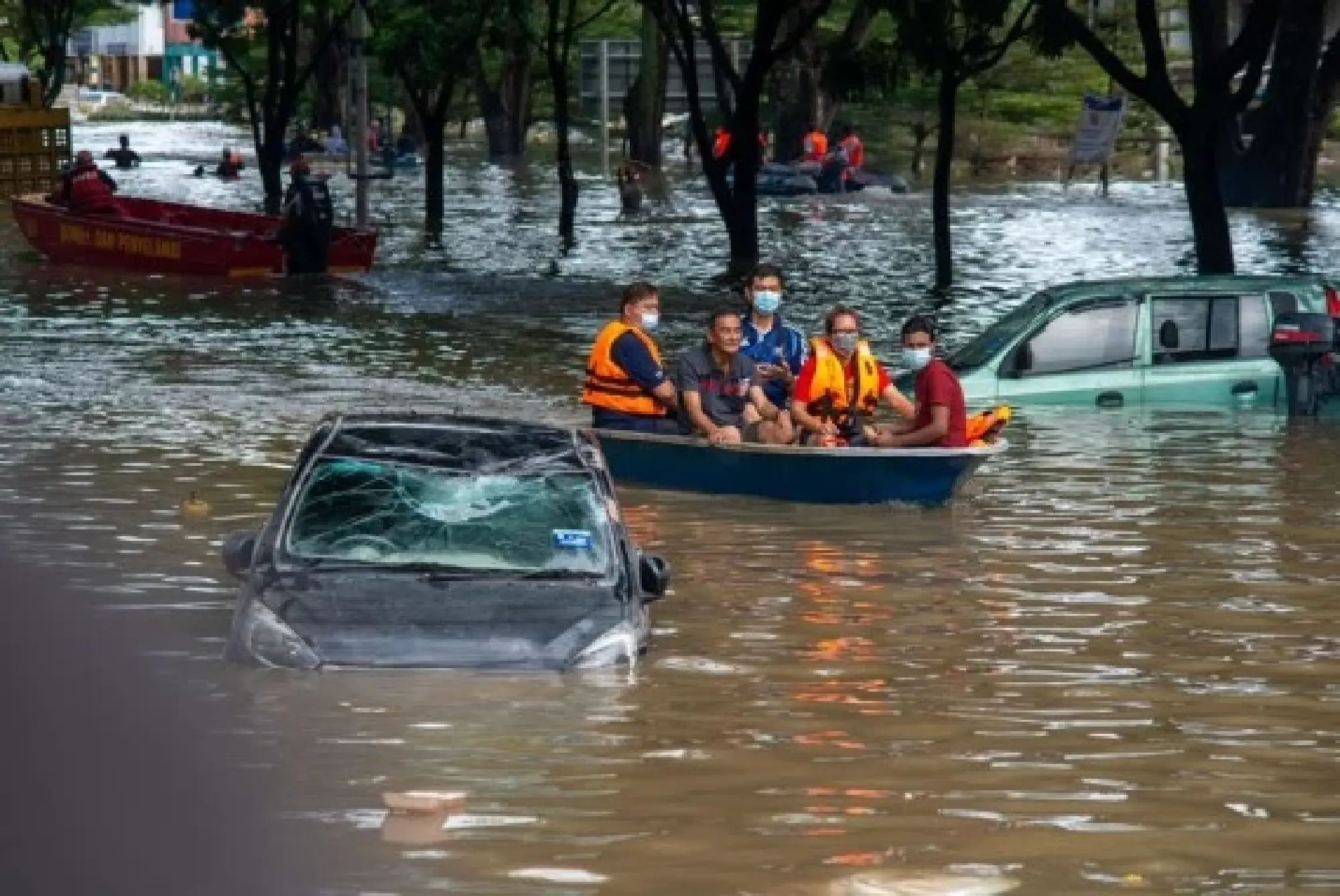 Rescuers evacuate flood victims in Shah Alam, Selangor, Malaysia, Dec. 20, 2021. (Photo by Chong Voon Chung/Xinhua)
